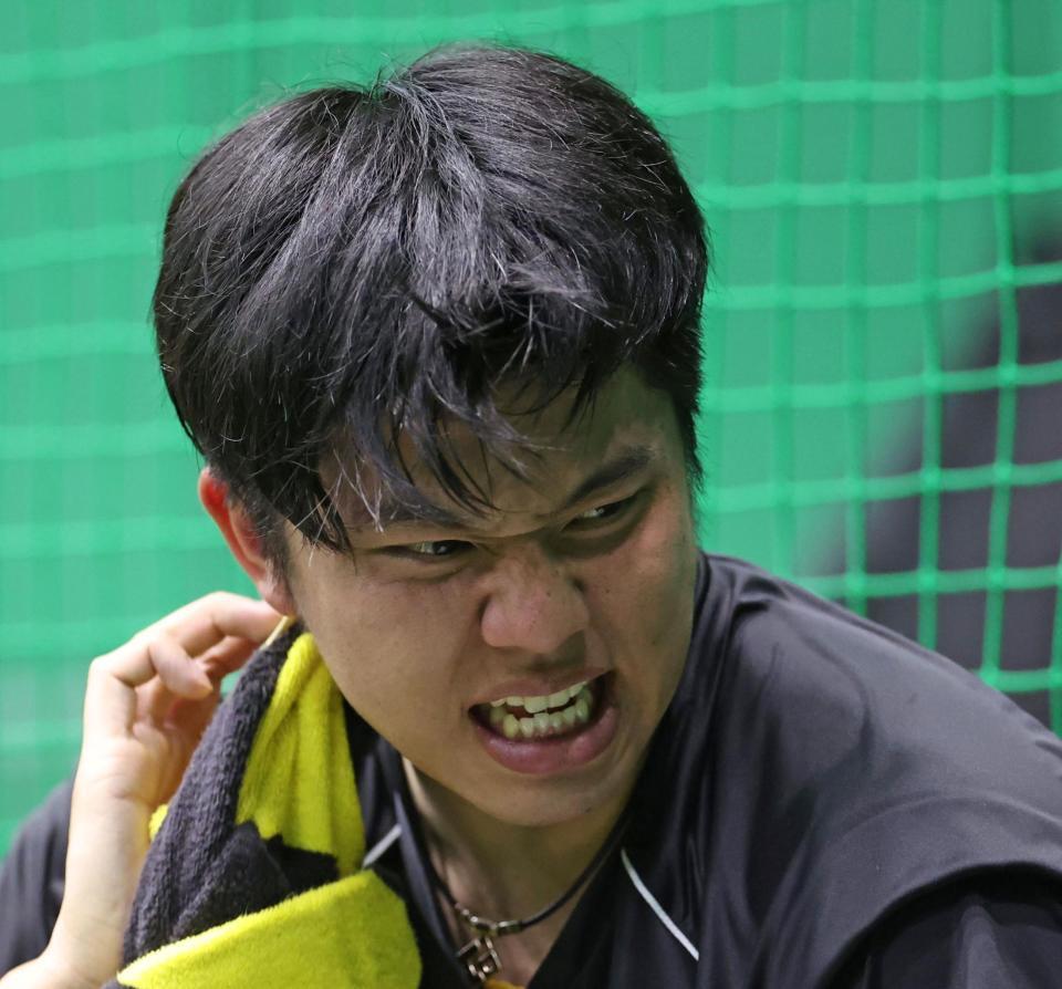 　暑さに険しい表情の才木（撮影・中田匡峻）