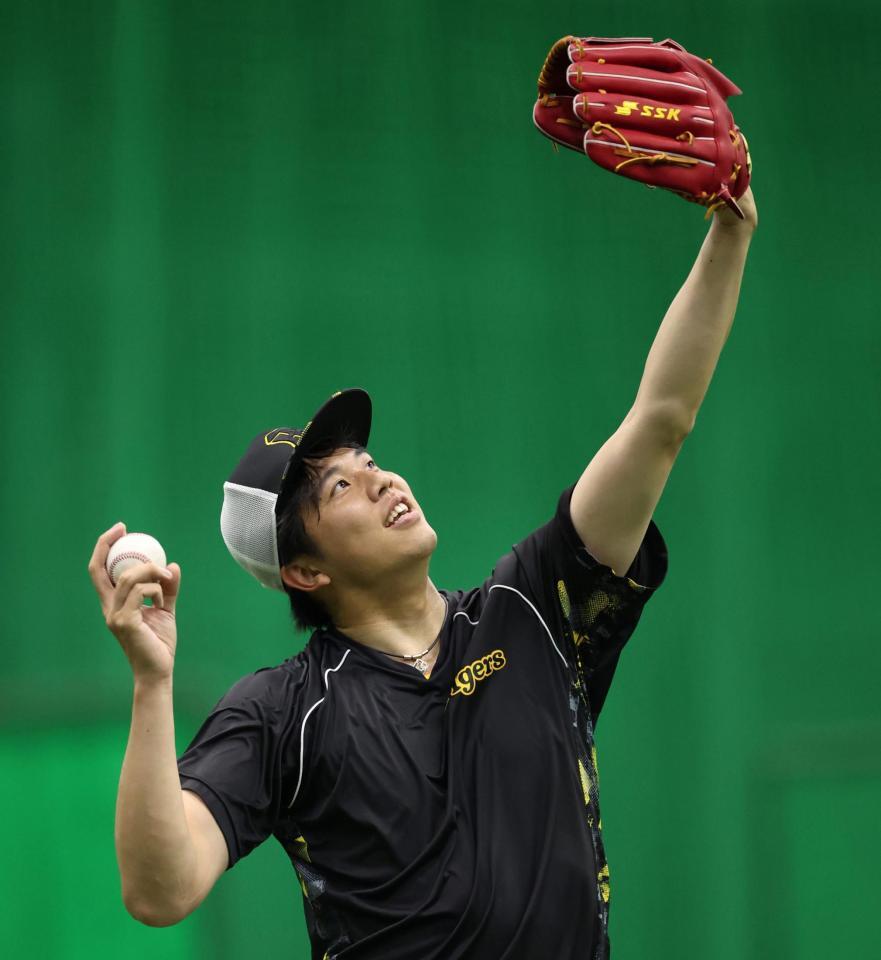 　グラブを見つめる才木（撮影・中田匡峻）