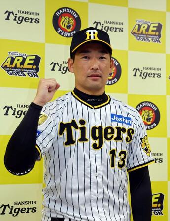 　オールスター戦にファン投票で選出され、ポーズを決める岩崎（撮影・山口登）