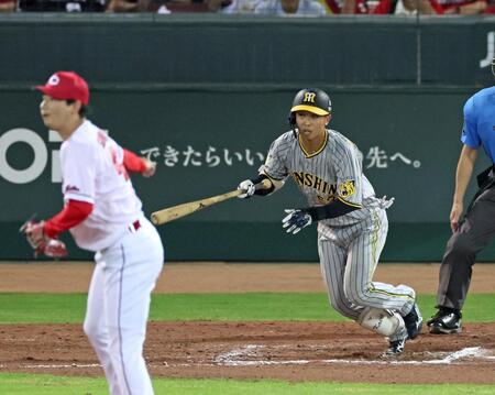 　１０回、右前打を放つ島田（撮影・立川洋一郎）