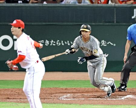 　１０回、右前打を放つ島田（撮影・立川洋一郎）