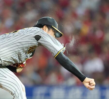 　６回、汗を飛ばしながら力投する才木（撮影・中田匡峻）