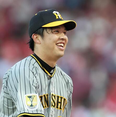 　２回を投げ終え、笑顔でベンチに戻る才木（撮影・中田匡峻）