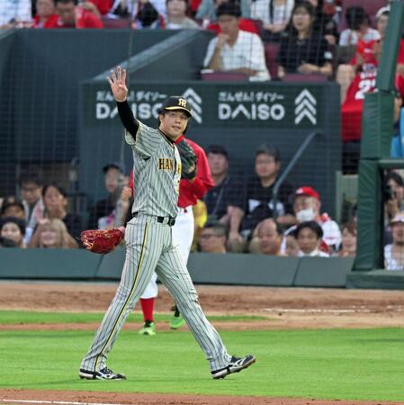 　４回裏を三者凡退で終えベンチへ引き揚げる才木（撮影・立川洋一郎）