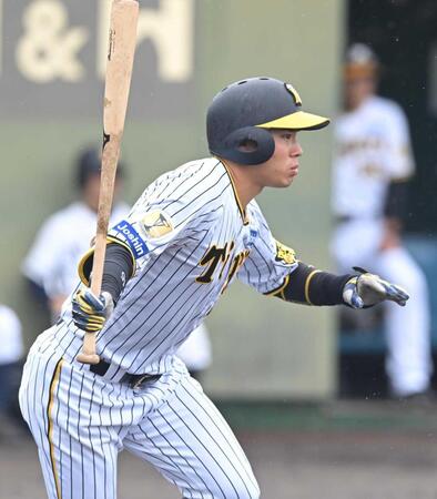 　４回、先制適時打を放つ遠藤（撮影・石井剣太郎）