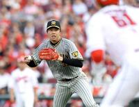 　２回、菊池の投ゴロで飛び出した三走小園を追う才木（撮影・中田匡峻）