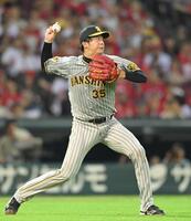 　６回、森下の送りバントを二塁へ送球する才木（撮影・市尻達拡）