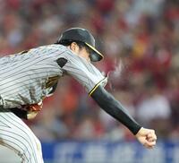 　６回、汗を飛ばしながら力投する才木（撮影・中田匡峻）