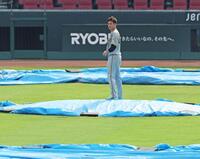 　マウンドの感触を確かめる大竹（撮影・立川洋一郎）