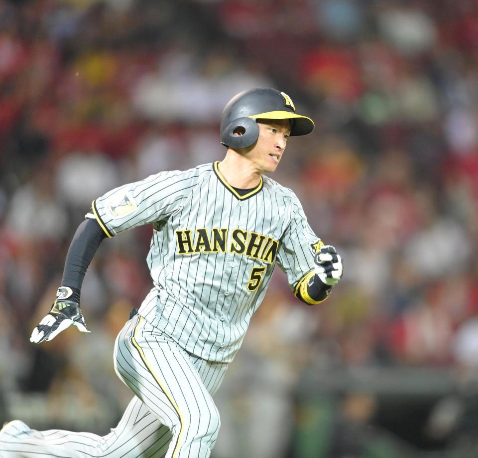 　１０回、左越えタイムリー二塁打を放った近本（撮影・市尻達拡）