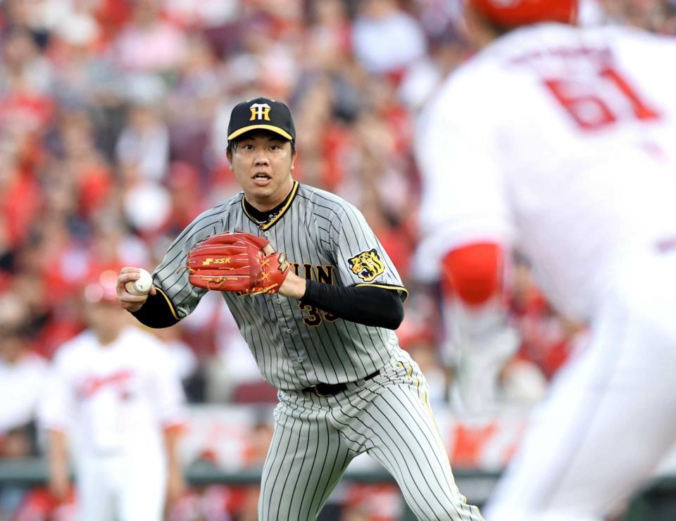 　２回、菊池の投ゴロで飛び出した三走小園を追う才木（撮影・中田匡峻）