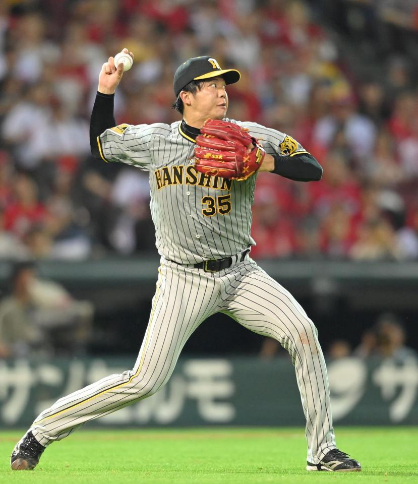 　６回、森下の送りバントを二塁へ送球する才木（撮影・市尻達拡）