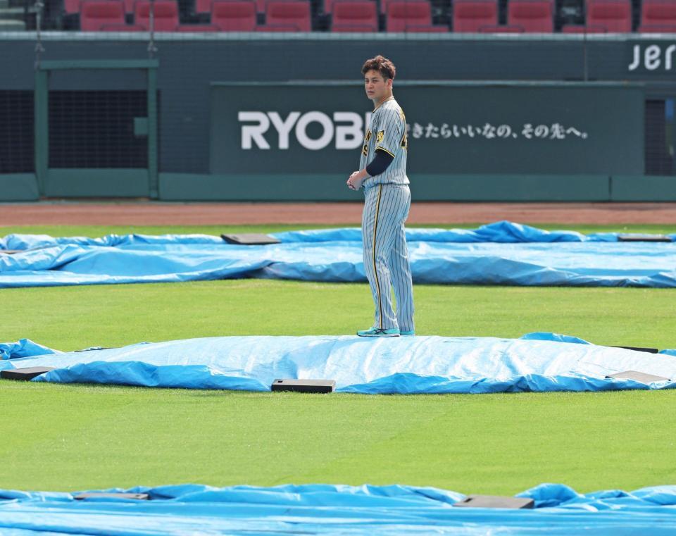 　マウンドの感触を確かめる大竹（撮影・立川洋一郎）