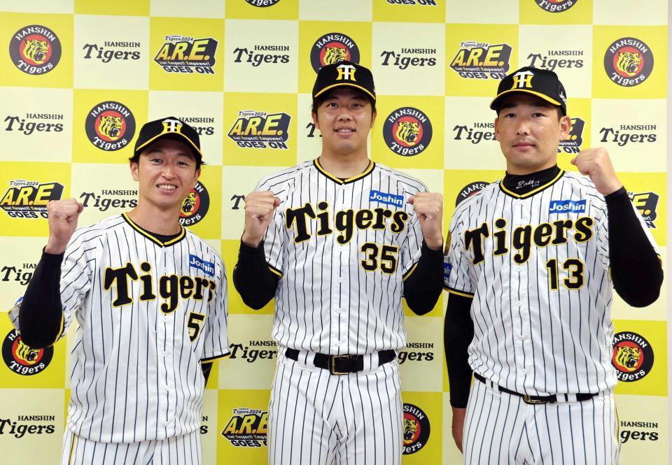 　オールスター戦にファン投票で選出され、ポーズを決める（左から）近本、才木、岩崎（撮影・山口登）