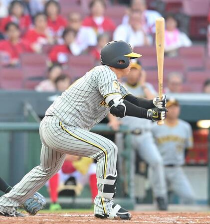 　２回、左前タイムリーを放った村上（撮影・市尻達拡）