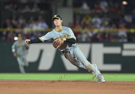 阪神・小幡が横っ跳び好守　一時セーフも岡田監督のリクエストで判定覆る