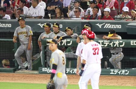 　８回、ワイルドピッチで勝ち越しを許し、ベンチで険しい表情を見せる岡田監督（中央）＝撮影・立川洋一郎