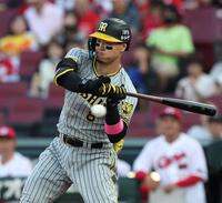 　２回、四球を選ぶ佐藤輝（撮影・中田匡峻）