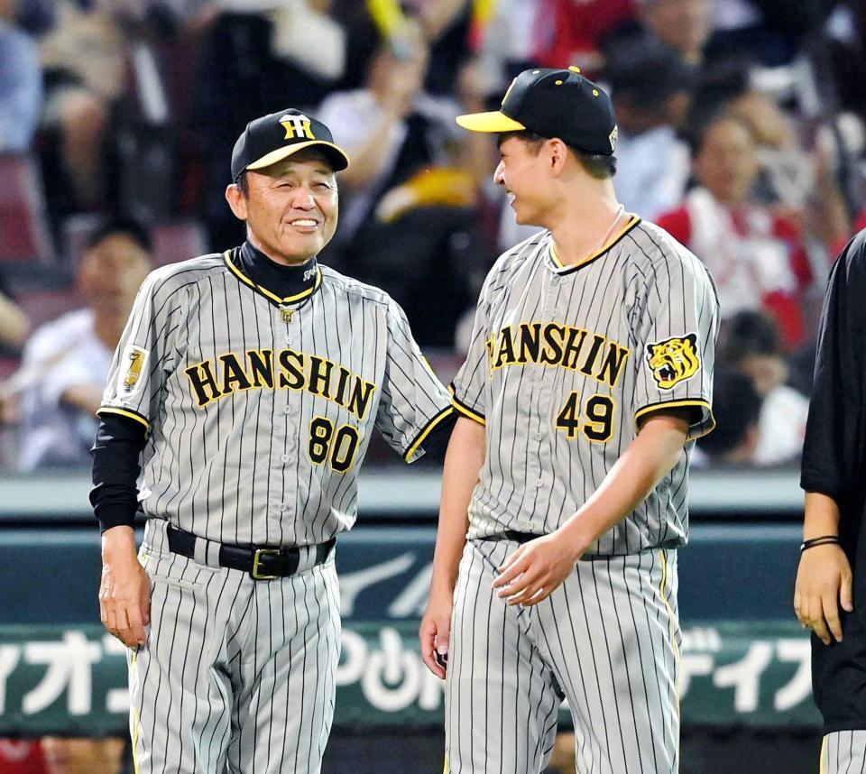 　好投した大竹（右）を笑顔でねぎらう岡田監督（撮影・市尻達拡）