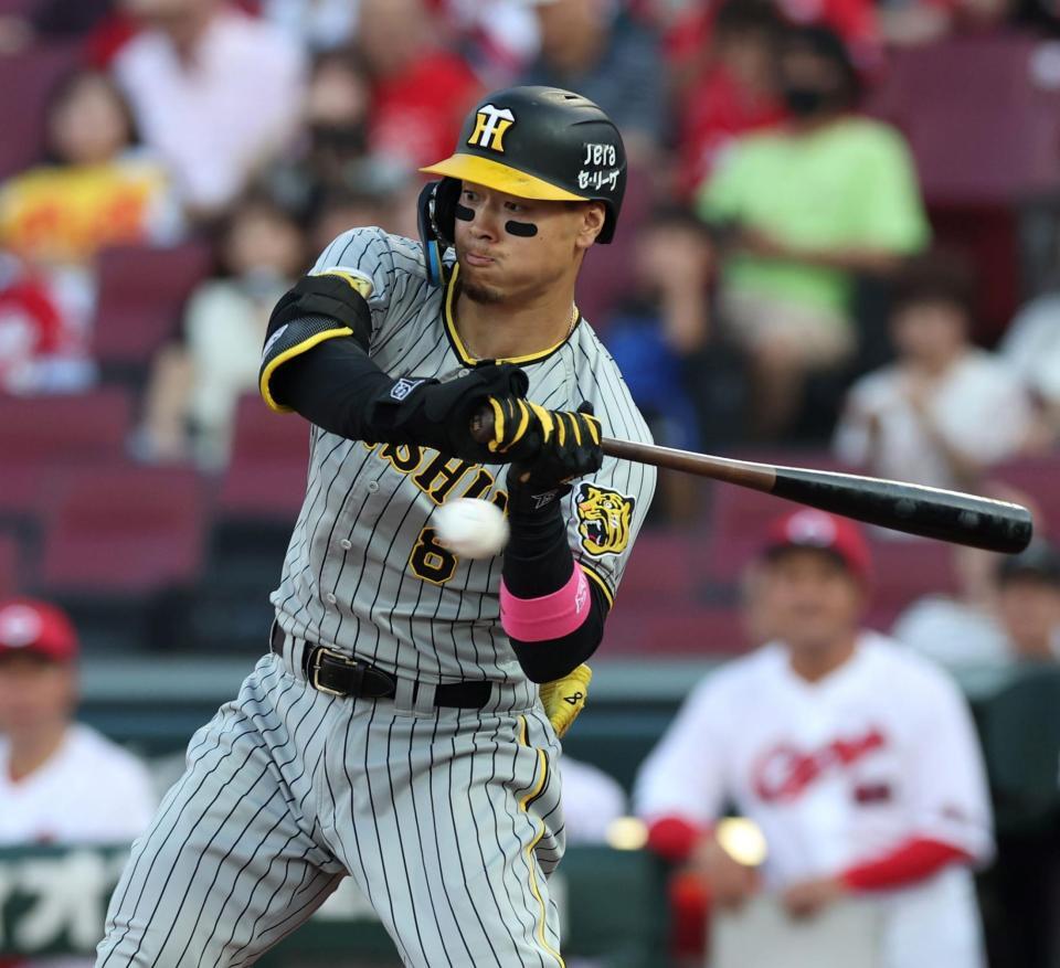 　２回、四球を選ぶ佐藤輝（撮影・中田匡峻）