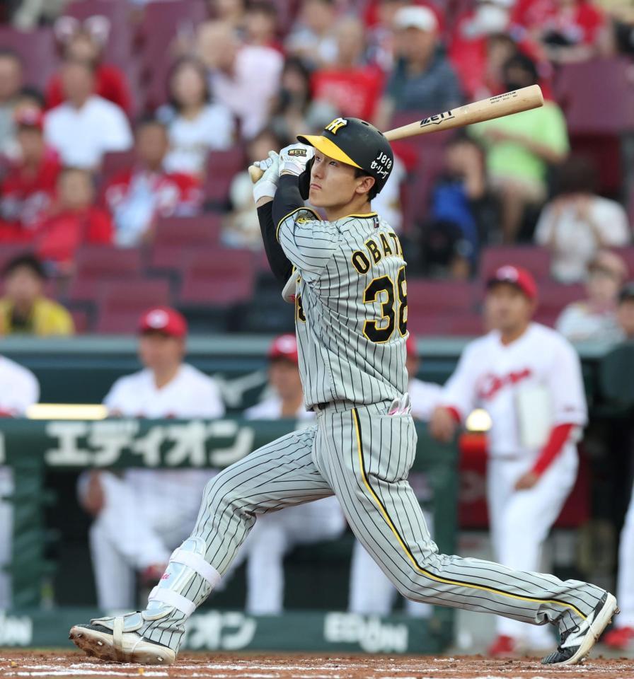 　２回、左前に同点適時打を放つ小幡（撮影・中田匡峻）