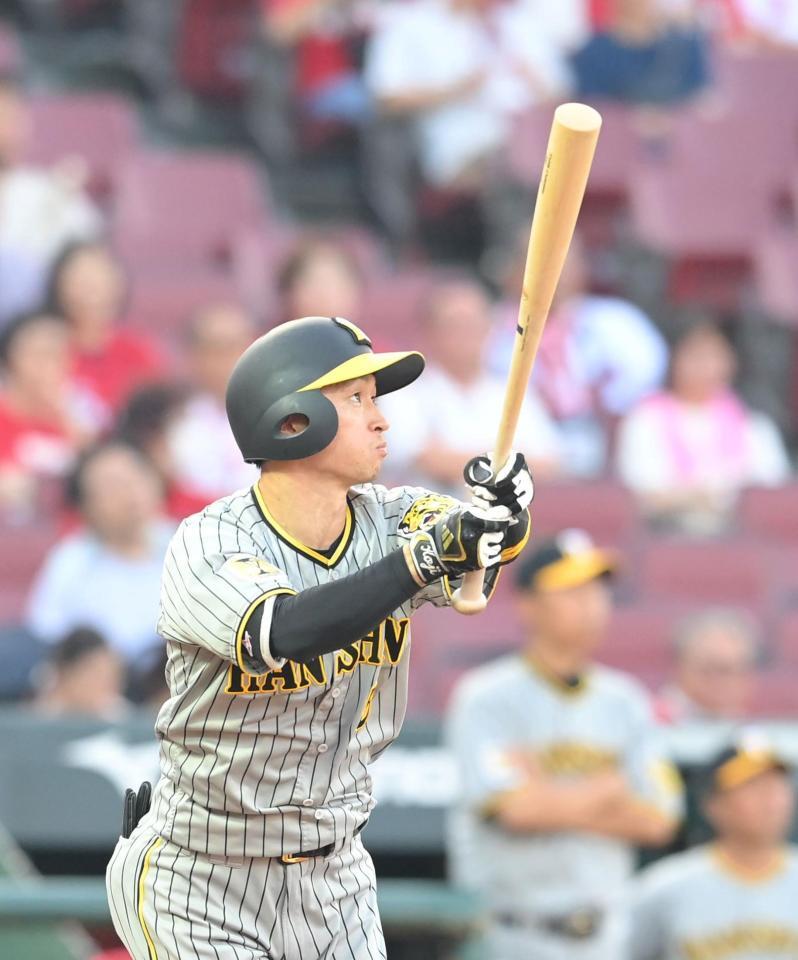 　２回、近本は中犠飛を放つ（撮影・市尻達拡）