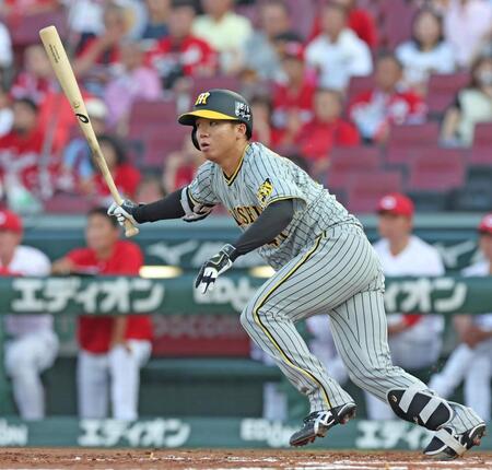 　２回、左前に勝ち越し適時打を放つ村上（撮影・中田匡峻）