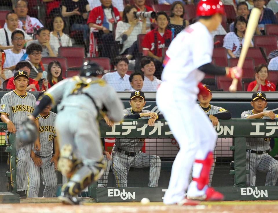 　８回、２死満塁の堂林の打席で、石井の暴投を見つめる岡田監督（撮影・市尻達拡）