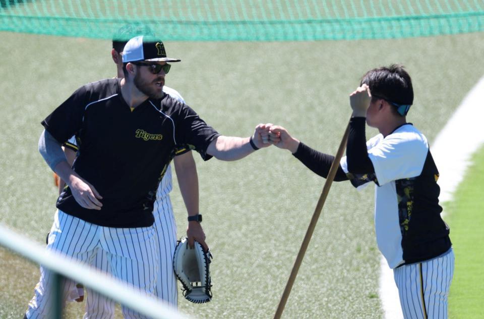 　村上（右）とタッチを交わすビーズリー（撮影・中田匡峻）