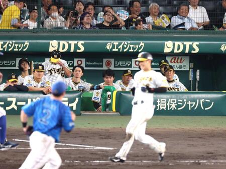 　延長１０回、島田（手前）が一ゴロに倒れ、試合終了を見届ける阪神ナイン（撮影・中田匡峻）