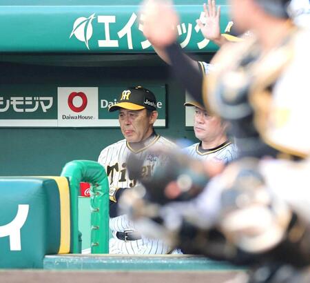 　３回、ベンチで険しい表情を浮かべる岡田監督