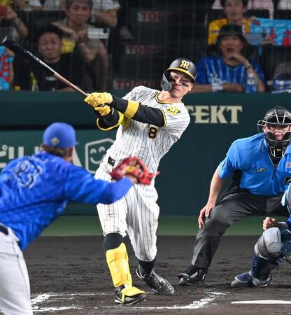 　６回、勝ち越し打を放つ佐藤輝（撮影・飯室逸平）