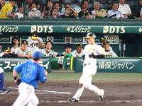 　延長１０回、島田（手前）が一ゴロに倒れ、試合終了を見届ける阪神ナイン（撮影・中田匡峻）