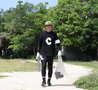 　猛暑の中、清掃活動を行った今成亮太氏（撮影・中田匡峻）