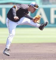 　ノックを受ける佐藤輝は飛んできた打球をジャンプしてかわす（撮影・田中太一）