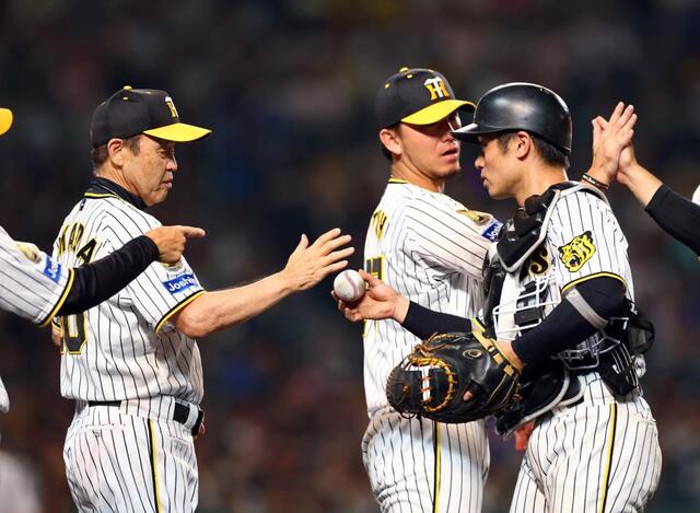 阪神・岡田監督が球団単独トップの515勝 坂本から記念球 阪神・岡田監督が球団単独トップの515勝 坂本から記念球