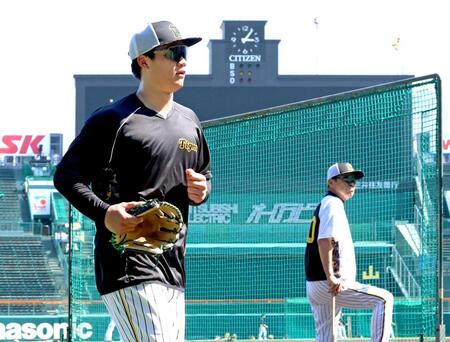 　走塁練習を終え、引き揚げる森下。右奥は岡田監督