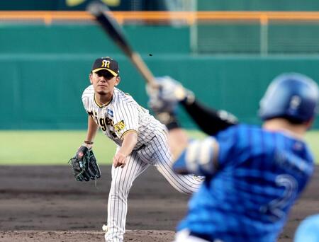 　２回、牧（手前）を三塁ゴロに仕留める伊藤将（撮影・田中太一）