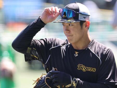 　外野守備へ向かう豊田（撮影・田中太一）