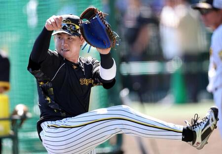 　スローイングの練習をする梅野（撮影・田中太一）