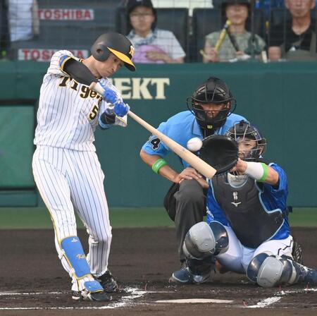 　１回、二塁打を放つ近本（撮影・飯室逸平）