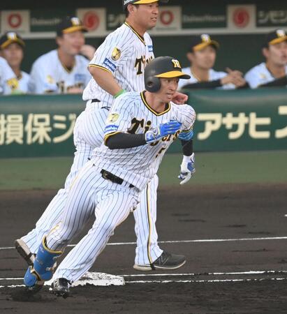 　１回、二塁へ激走する近本（撮影・飯室逸平）