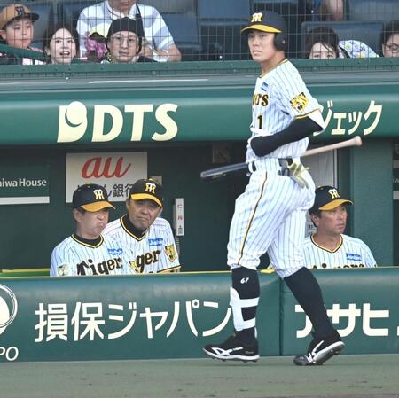 　１回、豊田が空振り三振に倒れ、ベンチで厳しい表情の岡田監督（左から２人目）ら（撮影・飯室逸平）