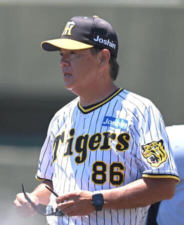 　選手の交代を告げる和田２軍監督（撮影・石井剣太郎）