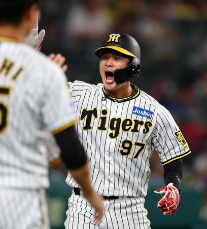 　５回、近本の適時打で生還した野口はナインの出迎えを受ける（撮影・山口登）