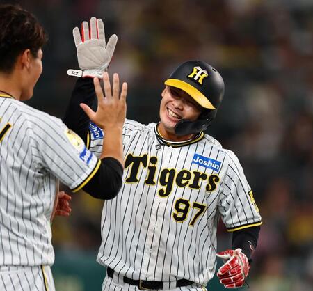 　５回、近本の適時打で生還した野口はナインの出迎えを受ける（撮影・山口登）