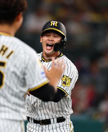　５回、近本の適時打で生還した野口はナインの出迎えを受ける（撮影・山口登）