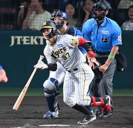 　５回、プロ初安打となる右前打を放つ野口（撮影・飯室逸平）