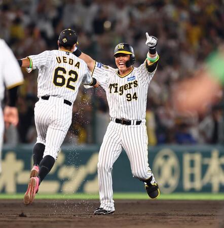 　９回、サヨナラ勝ちし歓喜の原口（撮影・山口登）