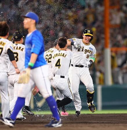　９回、サヨナラ勝ちし歓喜の原口（撮影・山口登）